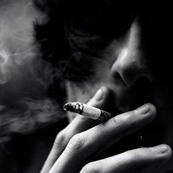社会人头像男生抽烟