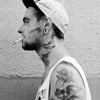 黑白纹身抽烟男头像